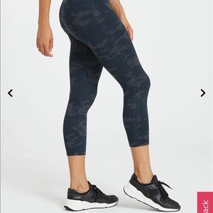 ✨NWOT✨ SPANX Look at Me Now Cropped Seamless Leggings